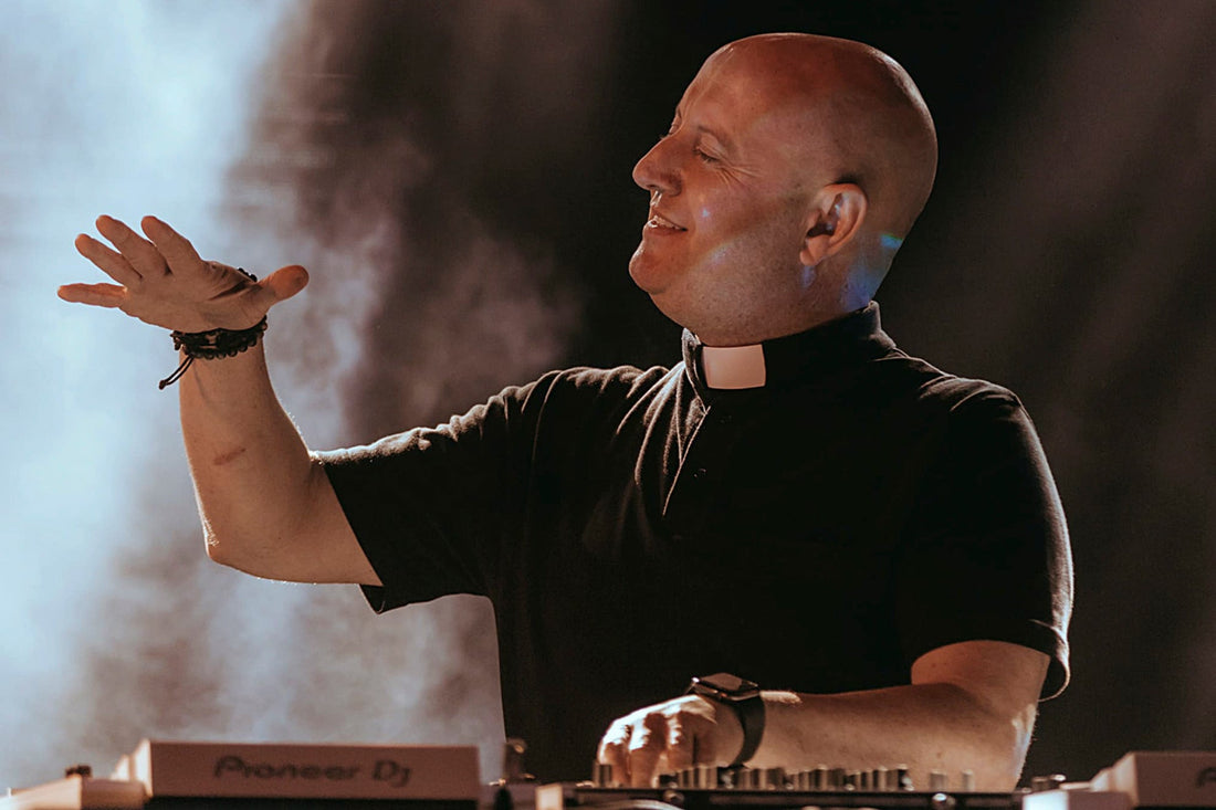 Padre Guilherme rave-et csinált a pápa tiszteletére