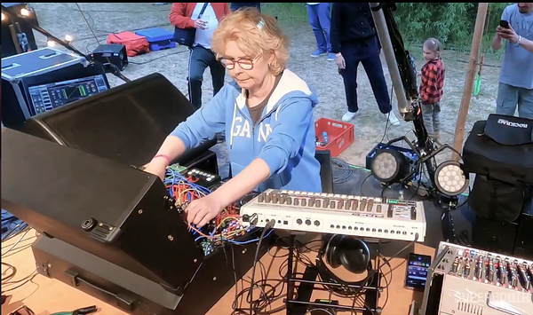 63 évesen robbant be az Awakeningsre Tunegirl